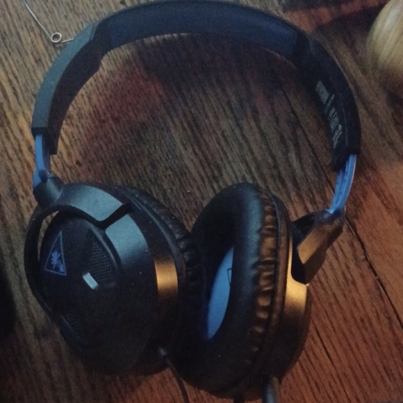 Ps4 controllers and headset - Picture 2 of 2